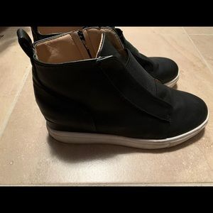 Black wedgie sneakers